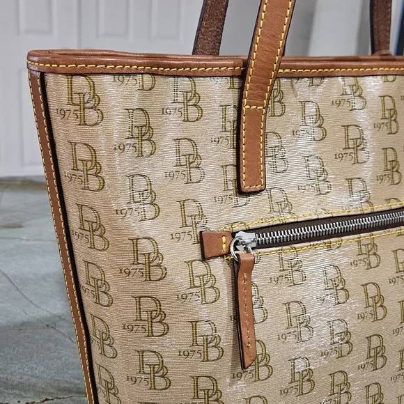 Dooney & Bourke DB 1975 Monogram Tote Bag – Tan/Brown -Like New! - Picture 5 of 16